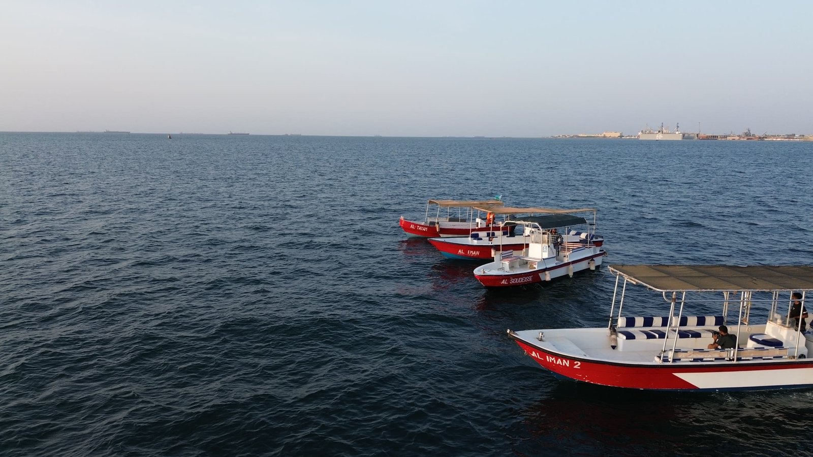 🚤 Location de bateaux VIP à Djibouti 🌊 Confort • Sécurité • Puissance • Évasion Profitez de la mer en toute tranquillité. 🛟✨